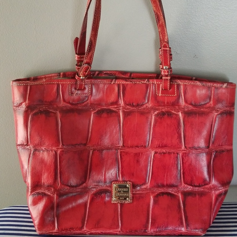 Dooney & Bourke est 1975